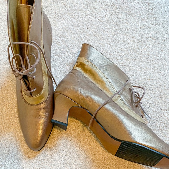 LIKE NEW California Magdesians Vintage Gold Leather Ankle Boots - Size 9.5 - Picture 6 of 12